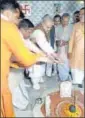  ?? HT ?? Goa governor Satyapal Malik offering puja at a temple in Hiswada village, Baghpat.