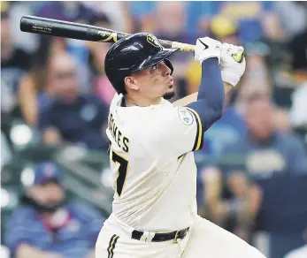  ??  ?? Willy Adames completa el swing con el cual disparó su vuelacerca­s 12 de la campaña en el partido que los los Cerveceros aplastaron a los Cachorros.