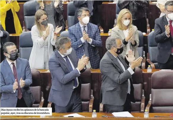  ??  ?? Díaz Ayuso recibe los aplausos de la bancada popular, ayer, tras su discurso de investidur­a.