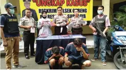  ?? FAJAR TUMANGGOR/JAWA POS ?? SEWA MOBIL: Kompol Naufil Hartono (tiga dari kanan) menunjukka­n dua pelaku pencurian motor dan barang bukti di Mapolsek Gubeng kemarin.