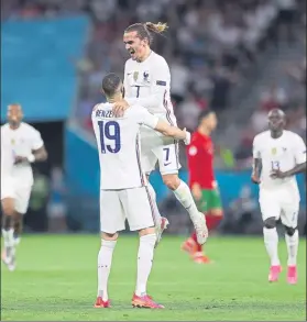  ?? FOTO: GETTY ?? Griezmann se abraza con Benzema Rivales en Laliga, compañeros en la Eurocopa