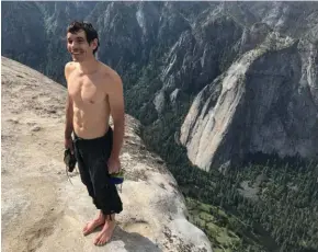  ?? Photo Jimmy Chin. ?? L’une des rares photos disponible­s de l’exploit, Alex après son solo, avec son «rack» pour El Cap : une paire de chaussons et un sac à magnésie...