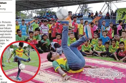  ??  ?? NIK Khairul Anuar pamer aksi menimbang bola gaya bebas yang sentiasa menjadi tumpuan penonton.