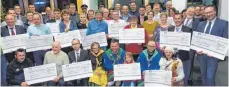  ?? FOTO: KIENZLER ?? Viele zufriedene Gesichter gibt es bei der Spendenübe­rgabe der Volksbank Altshausen.