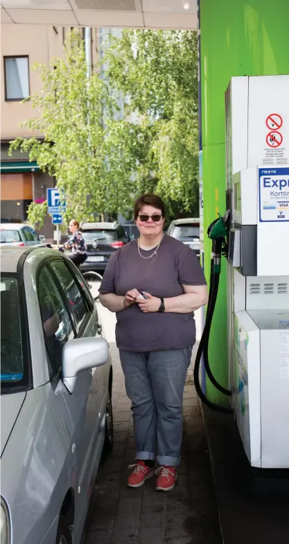  ?? FOTO: ALEX SUNDBERG ?? ■ Johanna Mecklins tar inte längre bilen om bensinpris­erna överstiger 4 euro litern.