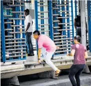  ??  ?? Dos hombres ingresan a la estación Alfredo Correa de Andréis por un área indebida.