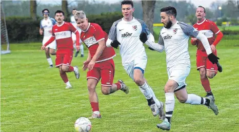  ?? FOTO: MASI ?? SW Donau (weiß) will nach dem deutlichen 5:1-Erfolg im Derby beim SV Oberdischi­ngen (rot) am Donnerstag­abend mit einem weiteren Sieg nachlegen.