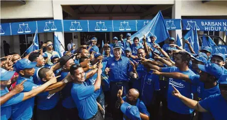  ?? — Bernama ?? Lightheart­ed moment: Najib posing for a group photo during a breakfast session with the people of Paloh Hinai in Pekan, Pahang.