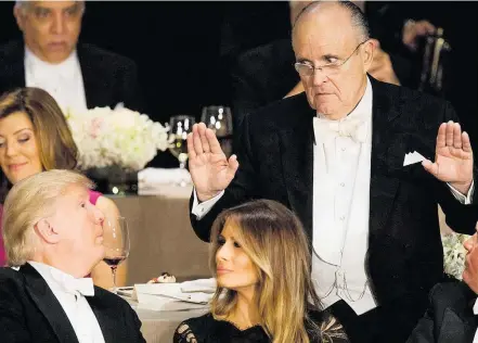  ?? DAMON WINTER/THE NEW YORK TIMES ?? Aliados. Donald Trump, sua mulher, Melania, e o ex-prefeito de Nova York Rudy Giuliani (em pé): advogado do presidente