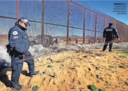  ??  ?? miembros De la Guardia Nacional mexicana retiraron la herramient­a de la valla metálica