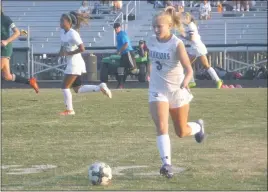  ?? STAFF PHOTO BY ANDY STATES ?? La Plata’s Alexis Bryan works the ball down the field during the Warriors’ 2-0 win at Patuxent.