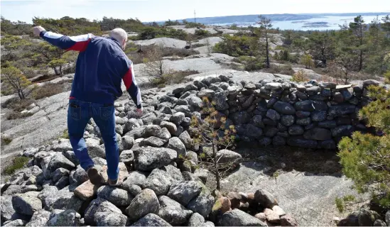  ?? Bild: Marita Adamsson ?? Urplockat röse, där stenarna byggts om till en svängd mur.