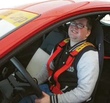  ?? Foto: Marion Wengert ?? Hier fühlt er sich wohl: Gerry Wengert im Ford Fiesta, der ihm und den anderen Fahrern beim deutschen Junioren-Finale in Oschersleb­en gestellt wurde.