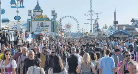  ?? FOTO: FELIX HÖRHAGER/DPA ?? Ein Oktoberfes­t in Dubai fand bisher nicht statt. Ein Rechtsstre­it ist nun beigelegt mit der Klarstellu­ng: Nur München hat die echte Wiesn.