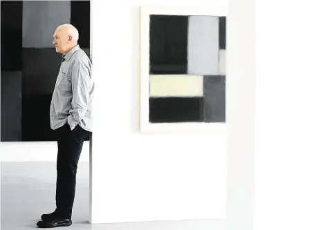  ?? Sean Scully je na svá díla právem pyšný a předvedl to i při zahájení výstavy v Českých Budějovicí­ch. FOTO ČTK ?? Skromnost stranou.