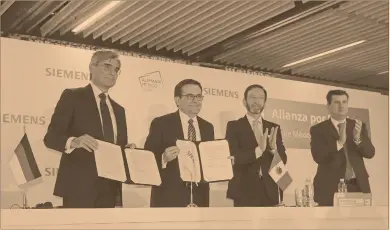  ?? Foto ee: zulleyka hoyo ?? Ildefonso Guajardo, titular de la Secretaría de Economía, ayer, durante la firma de un memorándum de entendimie­nto con Siemens, que anunció una inversión millonaria en México.