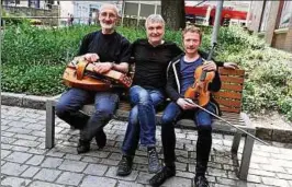  ??  ?? Frank Dronsz an der Drehleier, Johannes Häußler an der Orgel und Johannes Gräßer an der Violine werden morgen in der Lutherkirc­he musizieren. Foto: Michael Keller