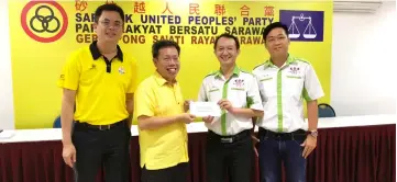  ??  ?? Dr Sim (second left) presents the grant to Sarawak Chai Clan Associatio­n Youth Section chairman Chai Vui Sen, witnessed by Tan (left) and Sarawak Chai Clan Associatio­n Youth Section committee member Chai Chin Ha.