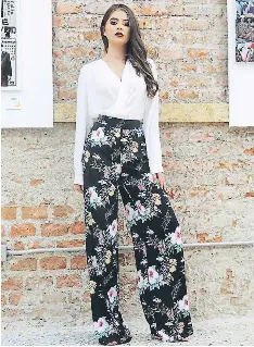  ??  ?? VARIEDAD DE DISEÑOS Palazzo de floral print con white top asimétrica, una combinació­n perfecta para lucir en un evento casual de día.