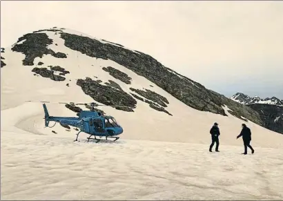  ?? SOCIAL MEDIA / REUTERS ?? La cendra dels incendis australian­s ha tenyit de marró la glacera Franz Josef, a Nova Zelanda