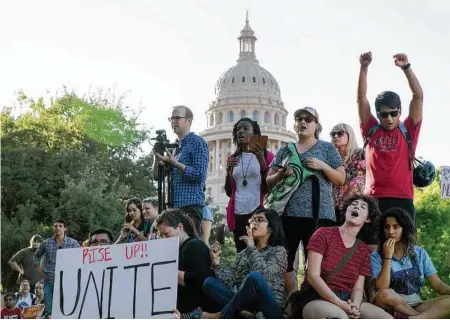  ?? Jay Janner / AP ?? Un grupo de jóvenes estudiante­s protesta contra la SB-4 frente al Capitolio estatal en Austin, el 1 de mayo.