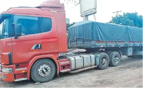  ??  ?? Camión cargado con 33.000 kilos de granos de soja que los uniformado­s intentaron robar, en una falsa barrera que montaron en Yby Pytã.