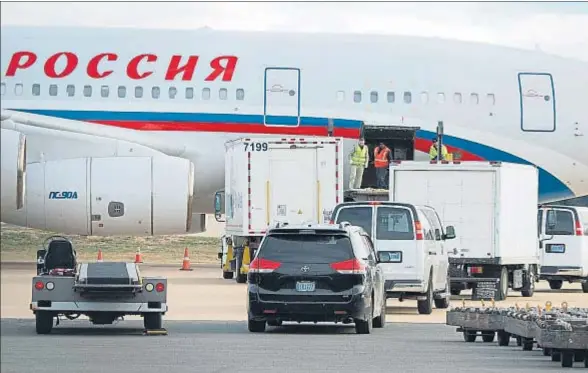  ?? PAUL J. RICHARDS / AFP ?? Varios vehículos trasladan al personal ruso y material diverso hasta el avión que desde Virginia los iba a trasladar hasta Moscú