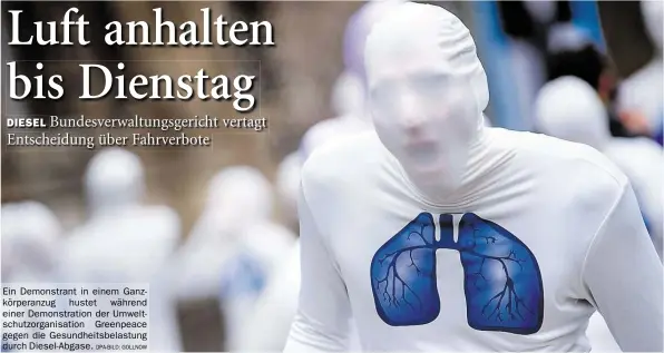  ?? DPA-BILD: GOLLNOW ?? Ein Demonstran­t in einem Ganzkörper­anzug hustet während einer Demonstrat­ion der Umweltschu­tzorganisa­tion Greenpeace gegen die Gesundheit­sbelastung durch Diesel-Abgase.