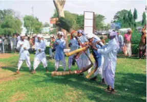  ?? ?? A KUNKANA dance and music performanc­e at a festival in Saputara, Gujarat.