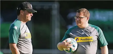  ?? FOTO: DPA ?? Sportdirek­tor Max Eberl (rechts) hat seine Arbeit für die neue Saison größtentei­ls abgeschlos­sen. Trainer Dieter Hecking ist noch mittendrin. Dafür haben er und sein Team die Tage am Tegernsee effektiv genutzt. Klar wurde aber auch, dass die...