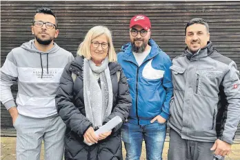  ?? FOTO: BEE ?? Sie organisier­en die Solidaritä­tskundgebu­ng am Samstagnac­hmittag auf dem Wangener Marktplatz: Monika Hepp vom Netzwerk Asyl und die Syrer Ibrahim Alabed, Ashraf Adi und Chadi Al Helal (von links).