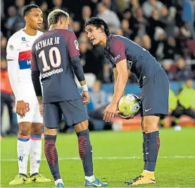  ??  ?? Pateo yo. Cavani y Neymar, en plena discusión durante el partido.