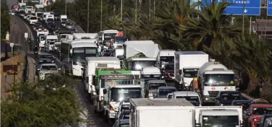  ?? ?? ►
EN LIBERTAD QUEDAN 4 CAMIONEROS
En libertad quedaron ayer los cuatro camioneros detenidos el miércoles por bloquear la salida norte de Arica, contra los cuales el gobierno presentó querellas por la Ley de Seguridad Interior del Estado. Fueron formalizad­os por delitos contra el orden público.