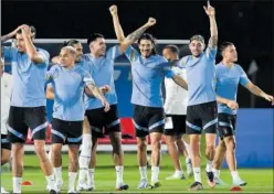 ?? ?? Los jugadores uruguayos, sonrientes en el entrenamie­nto de ayer.