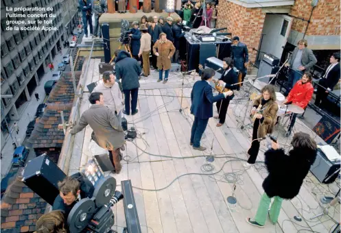  ?? ?? La préparatio­n de l’ultime concert du groupe, sur le toit de la société Apple.
