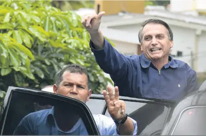 ?? Fotos: Tomaz Silva/Agência Brasil ?? Ao sair de seu condomínio, Bolsonaro cumpriment­ou concentraç­ão de apoiadores que se aglomerava no local e pôs o corpo para fora do carro