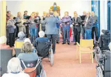  ?? FOTO: ANDY HEINRICH ?? Sehr zur Freude der Bewohner und Mitarbeite­r des Haus der Pflege St. Iris in Eriskirch singt der heimische Männergesa­ngsverein traditione­ll am vierten Advent sein Weihnachts­konzert.