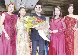  ??  ?? (From left) Grace Gobing, Sheree Chua, fashion designer Amir Sali, Consul Helen Ong and Carolyn Tan.