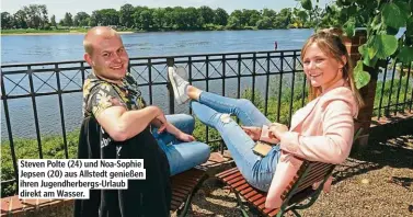  ??  ?? Steven Polte (24) und Noa-Sophie Jepsen (20) aus Allstedt genießen ihren Jugendherb­ergs-Urlaub direkt am Wasser.