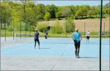  ??  ?? Des amies anglaises viennent s’entraîner en extérieur, sur le court de tennis