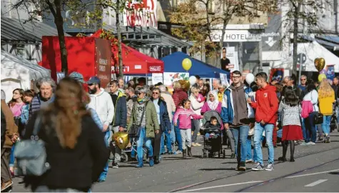  ?? Foto: Michael Hochgemuth (Archiv) ?? Der Marktsonnt­ag in Lechhausen lockt regelmäßig viele Menschen an – in diesem Jahr werden sie allerdings nicht dicht gedrängt flanieren.