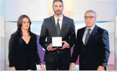  ?? J. P. GANDUL / EFE ?? Isabel Fernández y Alejandro Blanco, junto a Juan Carlos Navarro en un premio otorgado por el COE.