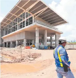  ??  ?? INICIO. El Aeropuerto Internacio­nal de Palmerola y los grandes proyectos comenzarán este día la reactivaci­ón de la construcci­ón.