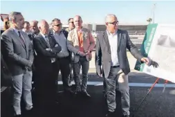  ??  ?? Der andalusisc­he Verkehrsmi­nister Felipe López (l.) hat den letzten Abschnitt der A-1051 eröffnet.