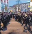  ?? FOTO: WILLNOW/DPA ?? Demonstran­ten durchbrach­en in Leipzig Polizeiket­ten.