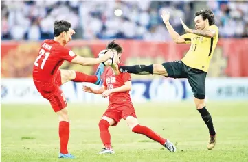  ??  ?? Tianjin Quanjian’s Kwon Kyungwon (left) fights for the ball with Guangzhou Evergrande’s Ricardo Goulart (right) during the AFC Champions League round of 16 match in Tianjin. — AFP photo