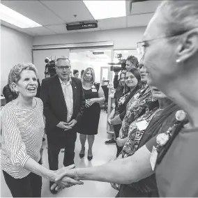  ?? AARON VINCENT ELKAIM /THE CANADIAN PRESS ?? Ontario Liberal Leader Kathleen Wynne visits cancer care nurses at the Southlake Regional Health Centre in Newmarket last week.