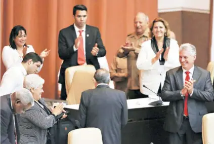  ??  ?? ► Raúl Castro es ovacionado ayer por la Asamblea Nacional tras dejar la Presidenci­a.