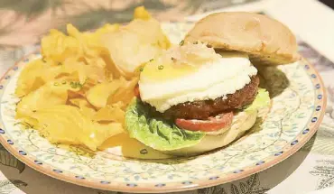  ??  ?? Longganisa (Chori Burger) Pandesal with side of Potato and Kamote Chips is one of Bench Cafe's bestseller­s.