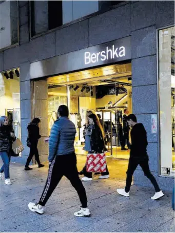  ?? ?? Varias personas pasan por delante de una céntrica tienda de Zaragoza.
Miguel Ángel Gracia